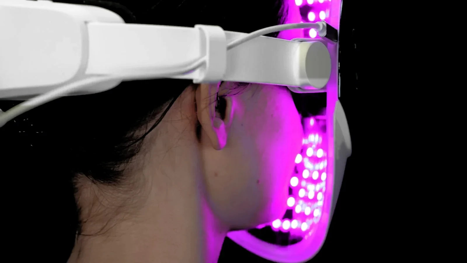LED-mask i lila läge, med ett vadderat lock stängt för ögonen