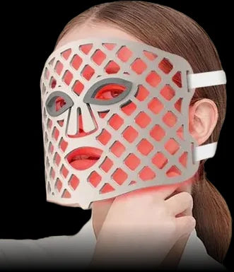 Böjlig silikon-LED-mask under användning: lysdioderna sitter i direkt närhet av ögat, bredvid den lilla ögonkudden