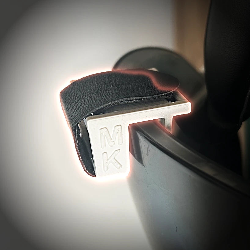 Den utprintade bandadaptern på masken, från sidan: MK-monogrammet på sidoplattan