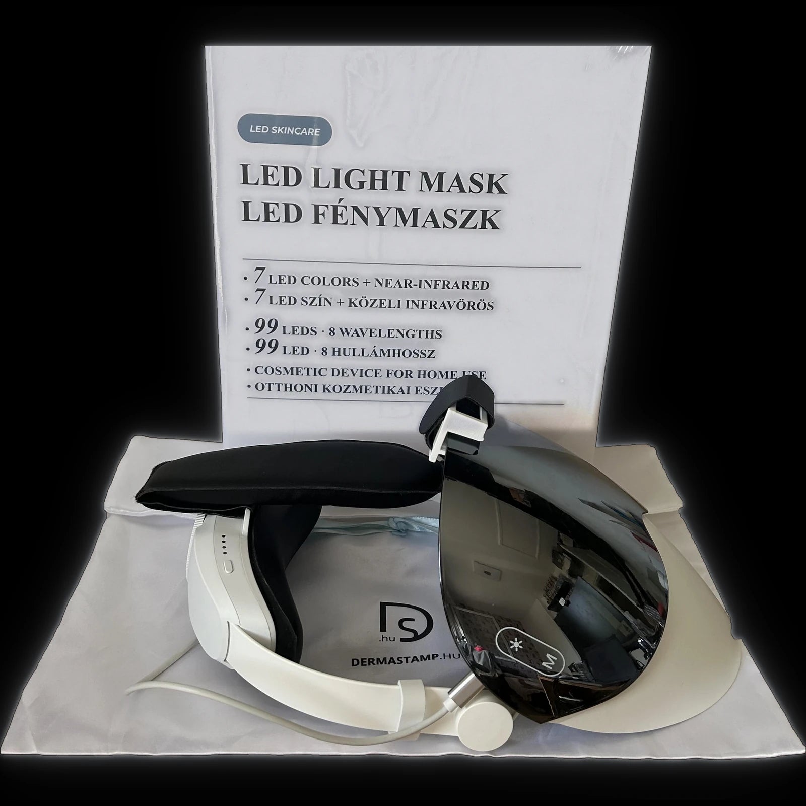 Presentkartongen, framför den masken med huvudbandet på satinpåsen, USB-C-kabeln och den 3D-printade bandadaptern