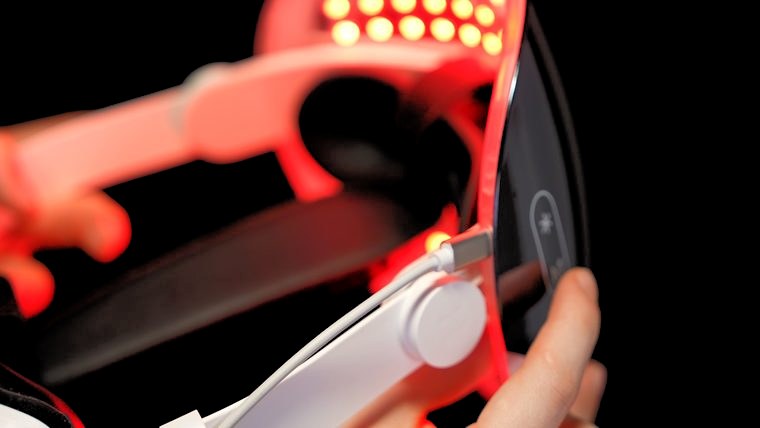 LED-mask med stel stomme i rött läge, LED-matrisen inifrån